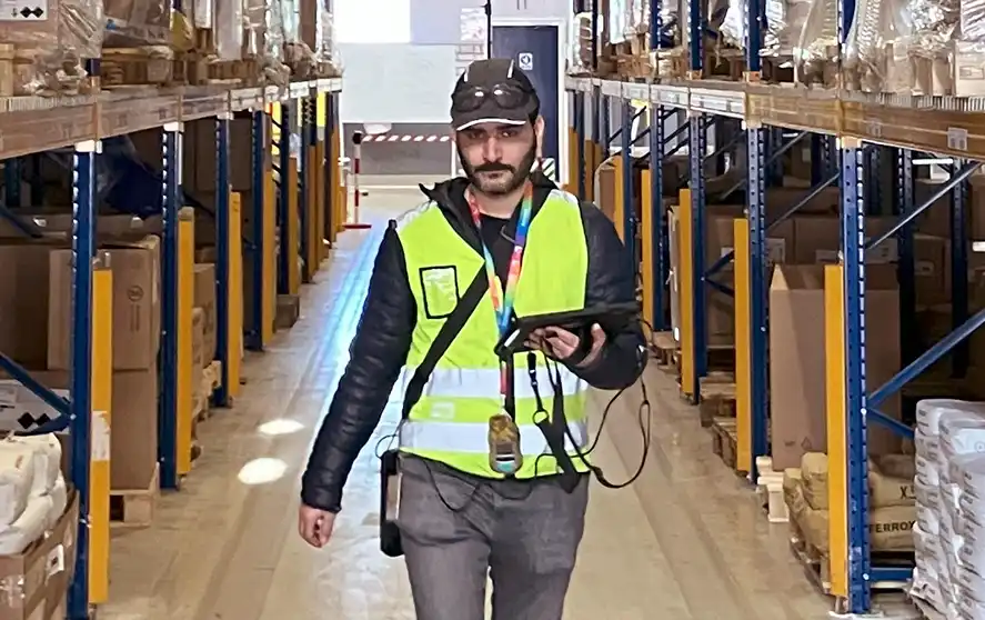 Arbeiter bei WLAN-Messung - Site Survey