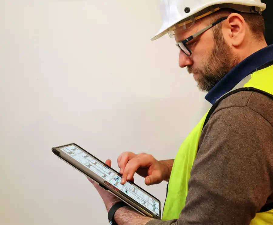 WLAN-Techniker führt Messung bzw. Site-Survey mit EKAHAU durch